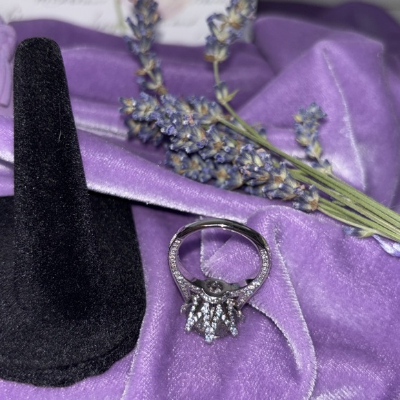 π βοΈ π Magical describes it! Travel Ring For A Queen π Glorious 6 carats. #EA42 - Picture 9 of 12